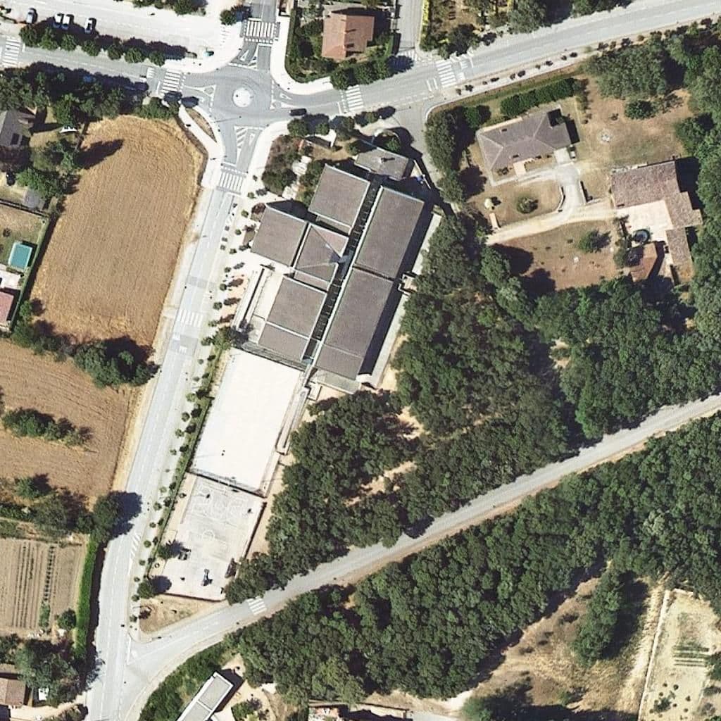 Вид згори на територію школи «Escola L'aulet»