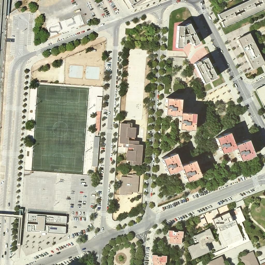 Вид згори на територію школи «Institut Escola Gornal»