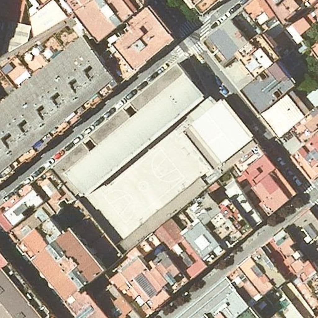 Вид згори на територію школи «Institut Montserrat Roig»