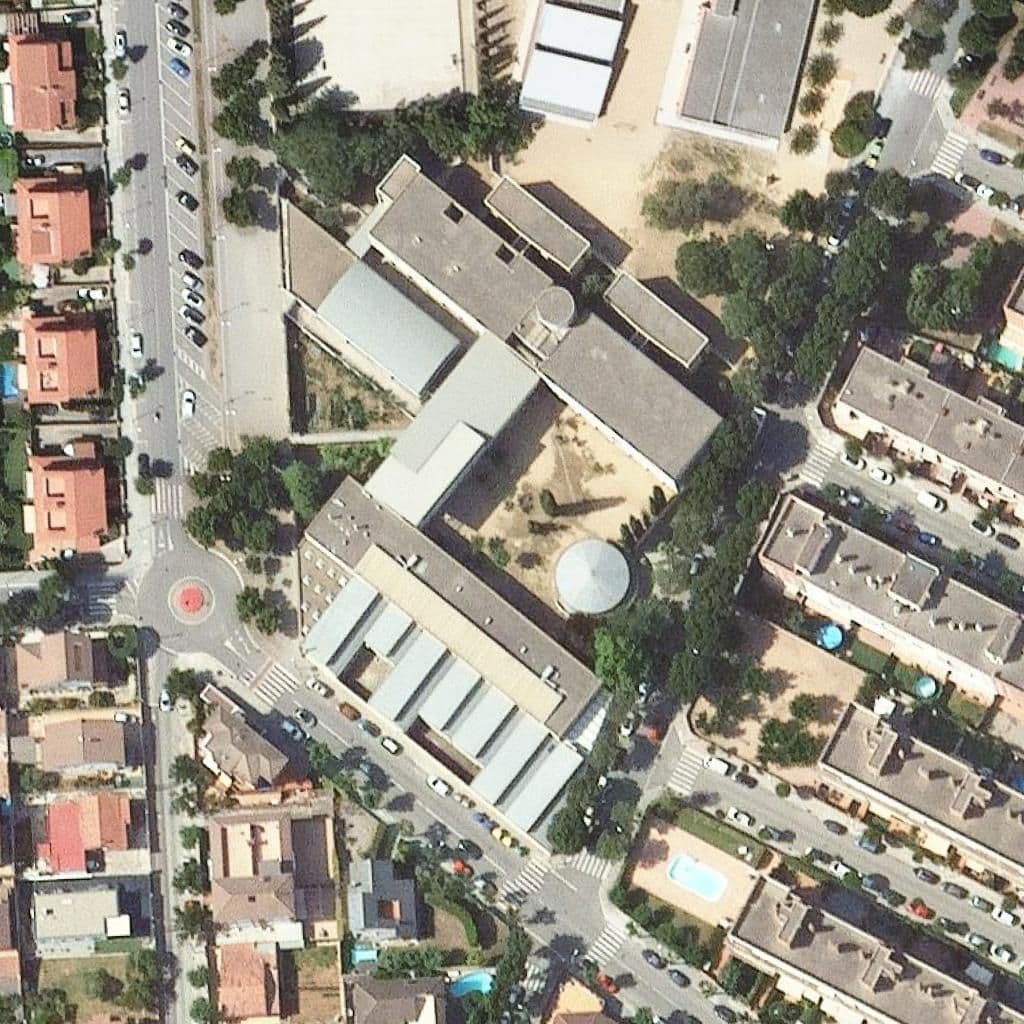 Вид згори на територію школи «Institut Torre De Malla»