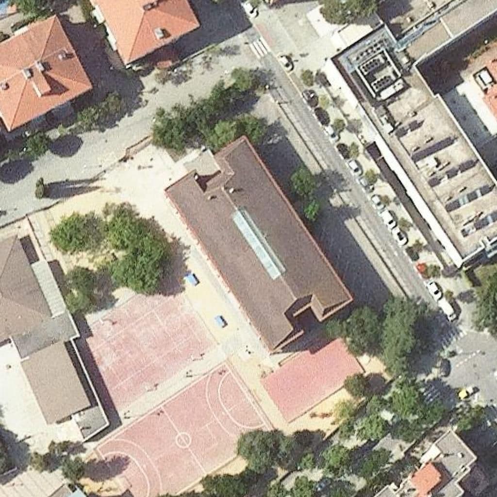 Вид згори на територію школи «Escola Can Serra»