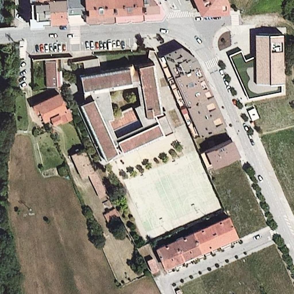 Вид сверху на территорию школы «Institut Pere Fontdevila»