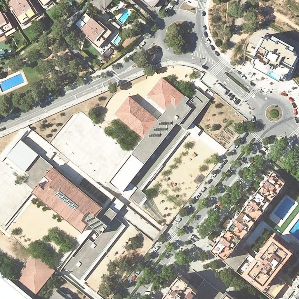 Вид сверху на территорию школы «Escola Torre Barona»