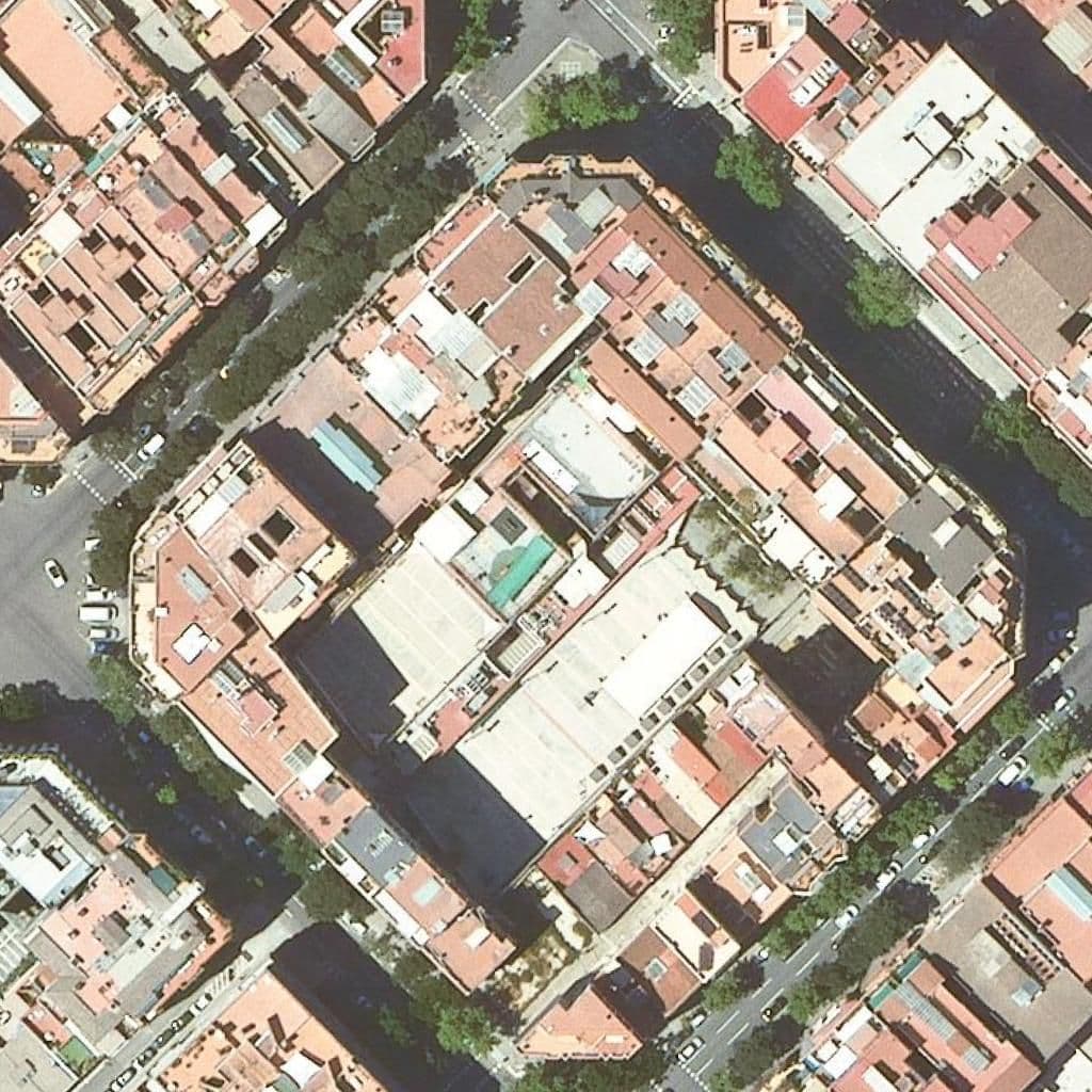 Вид згори на територію школи «Escola Sagrada Família Gràcia»