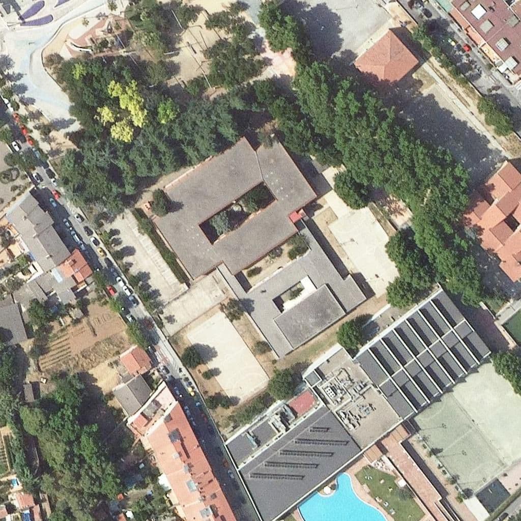 Вид сверху на территорию школы «Institut Vicenç Plantada»