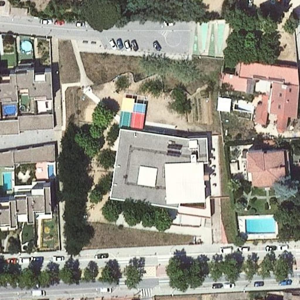 Вид сверху на территорию школы «Llar D'infants El Palauet»