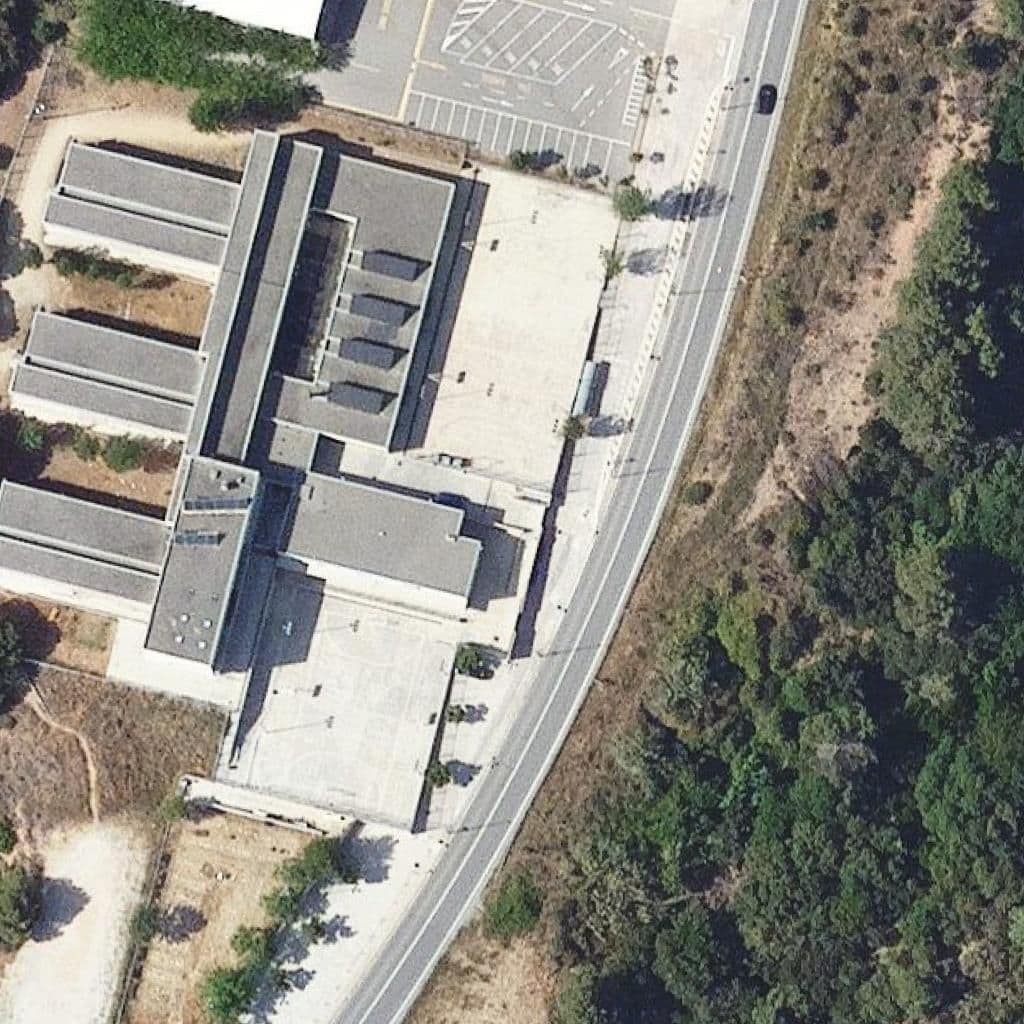 Вид згори на територію школи «Institut De Viladecavalls»