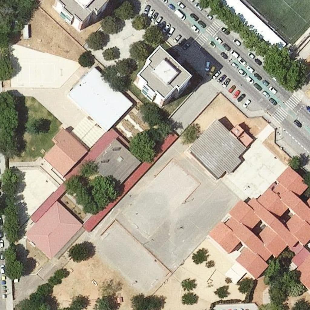 Вид згори на територію школи «Institut Escola Pere Viver»