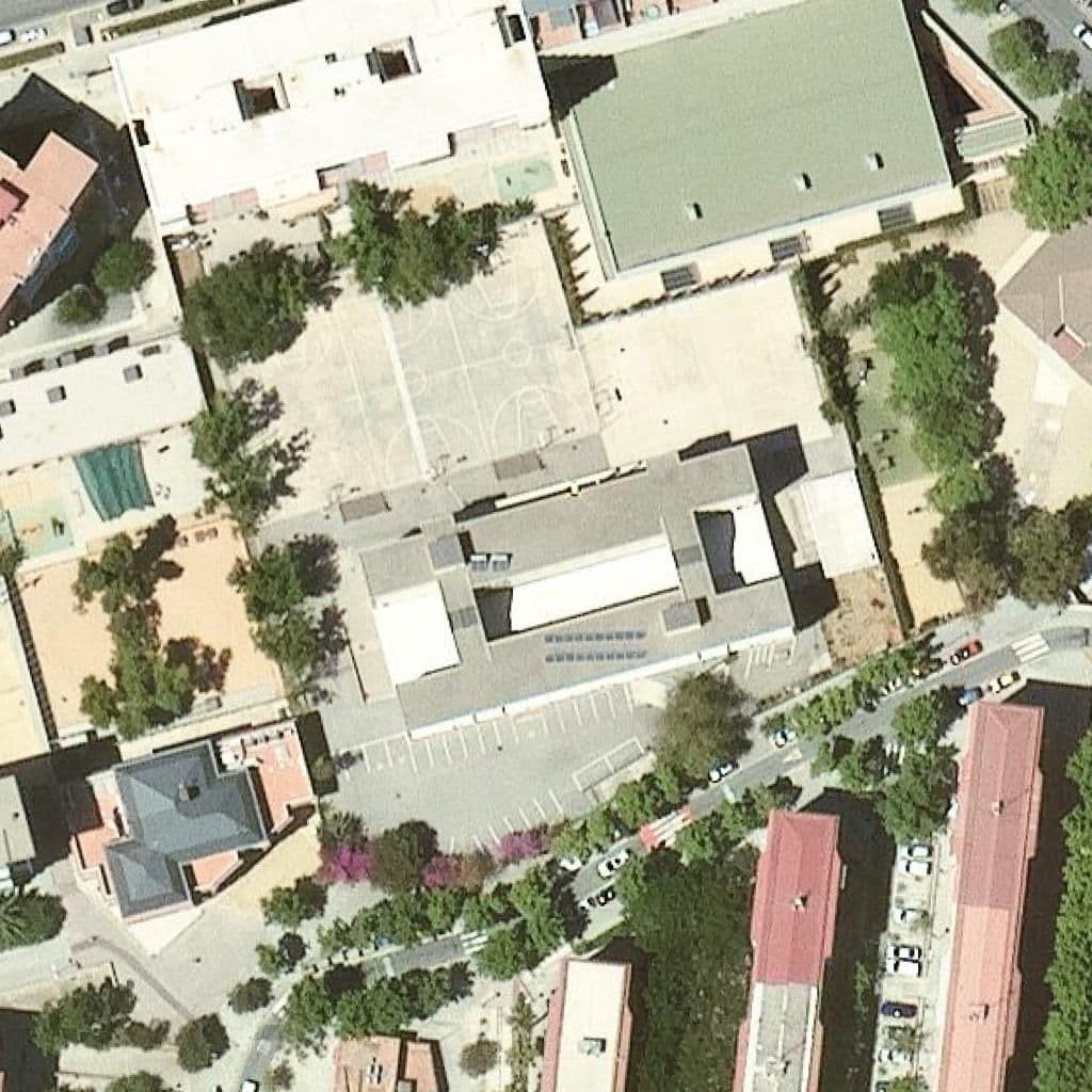 Вид сверху на территорию школы «Institut Maria Aurèlia Capmany»