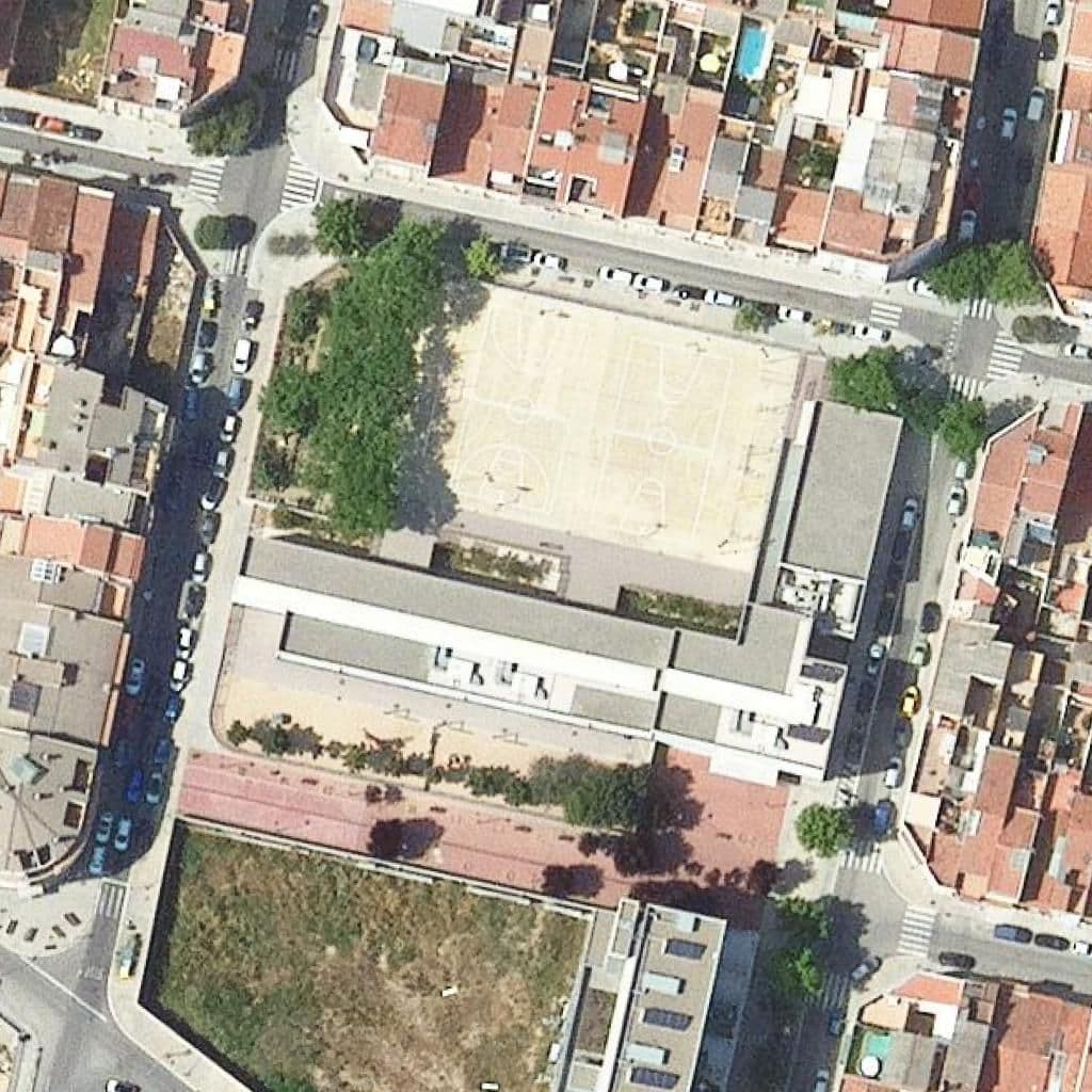Вид згори на територію школи «Escola Roc Alabern»
