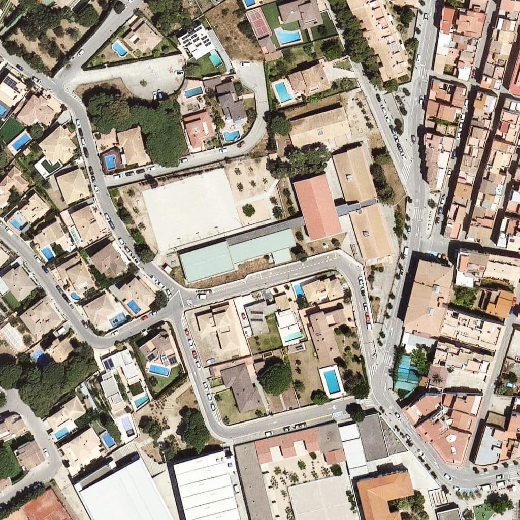 Вид згори на територію школи «Escola Empúries»