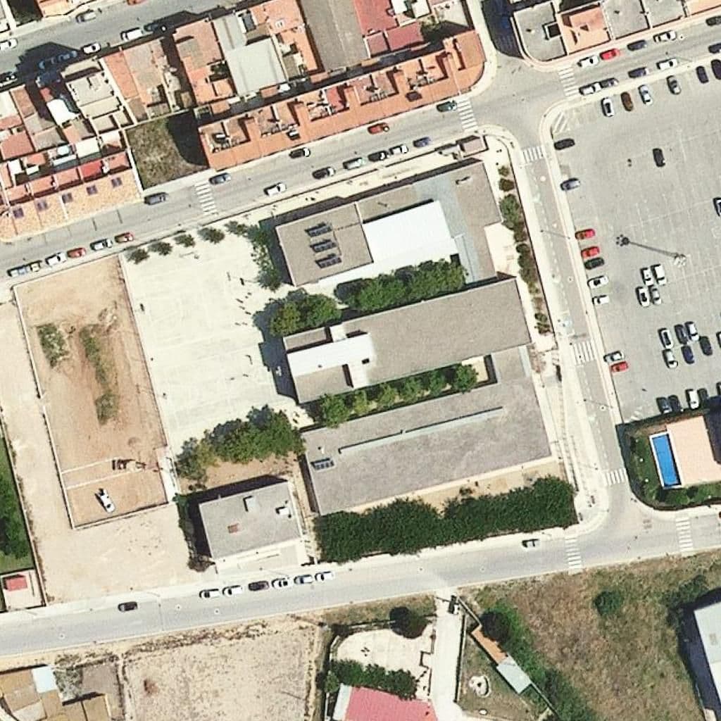 Вид згори на територію школи «Escola Consol Ferré»