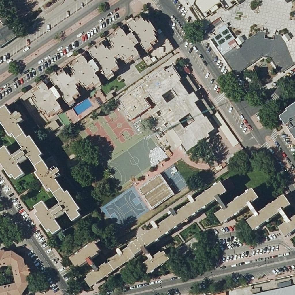 Вид сверху на территорию школы «Complutense»