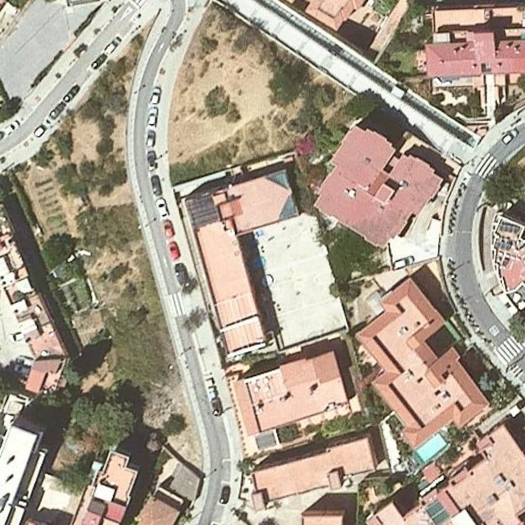 Вид сверху на территорию школы «Escola Àngels Garriga»