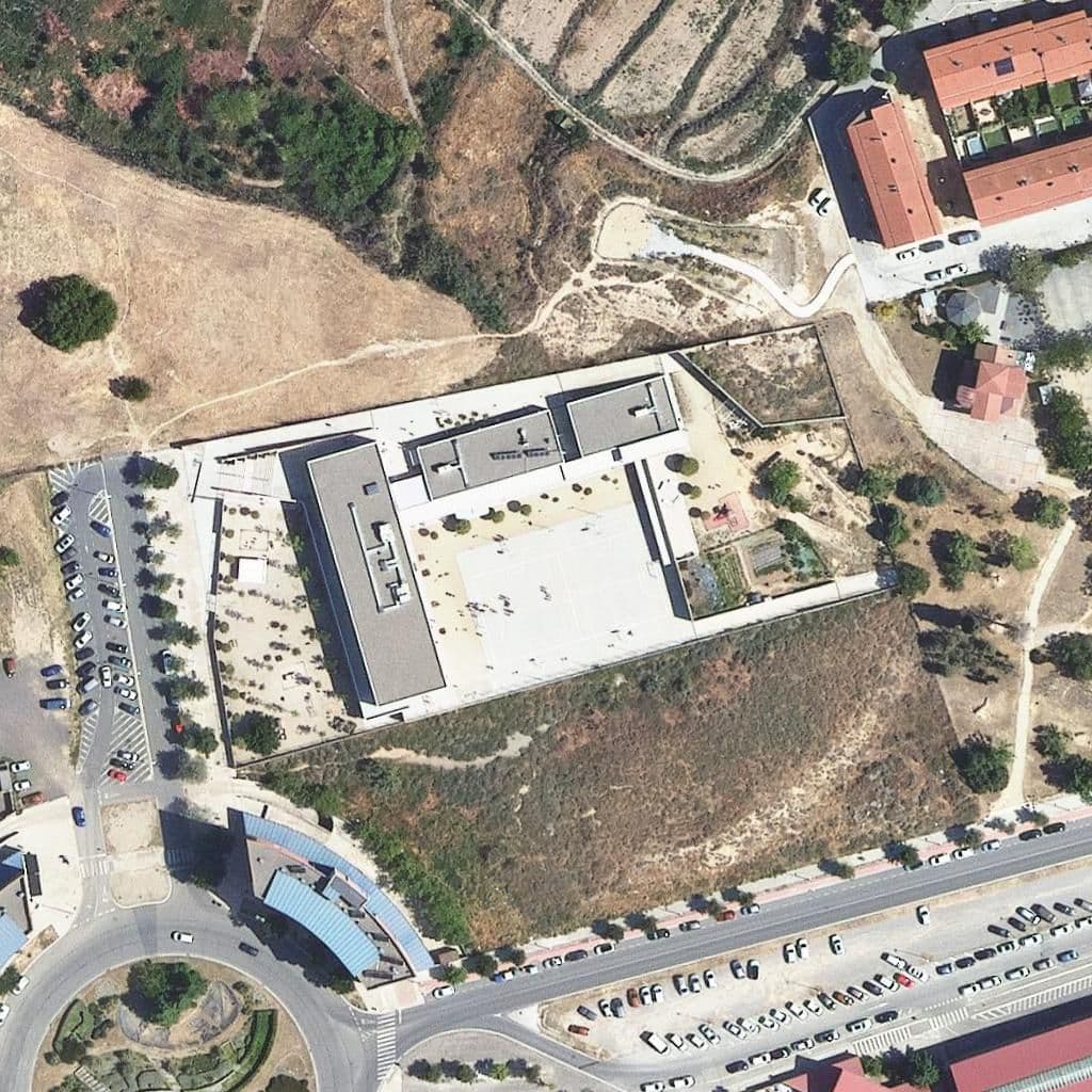 Вид згори на територію школи «Escola Països Catalans»