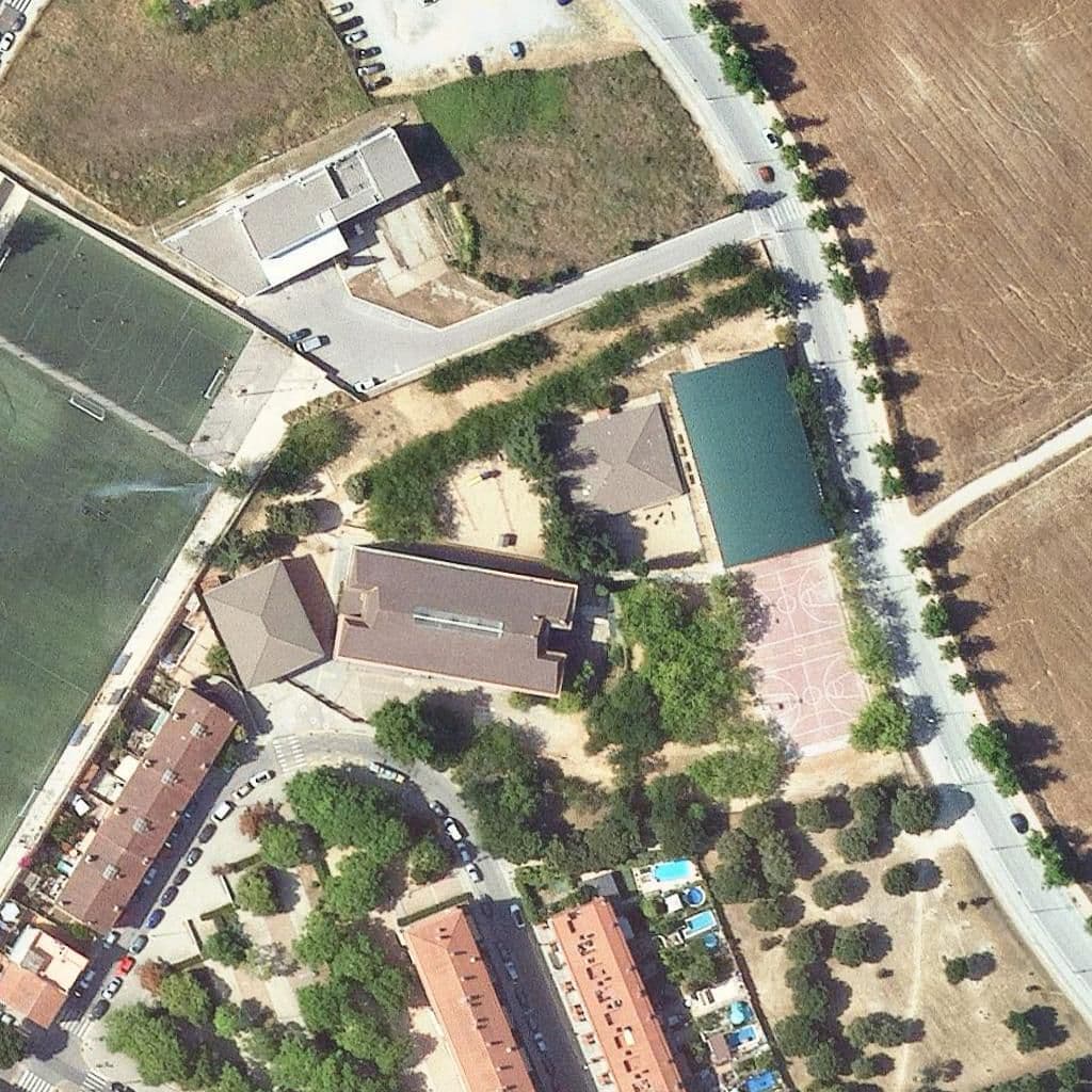 Вид згори на територію школи «Escola Enric Tatché I Pol»