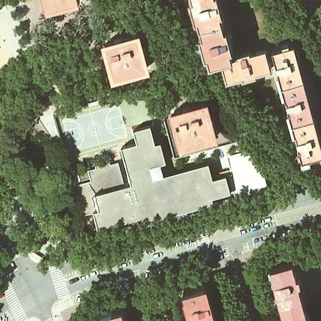 Вид згори на територію школи «Institut Bernat Metge»