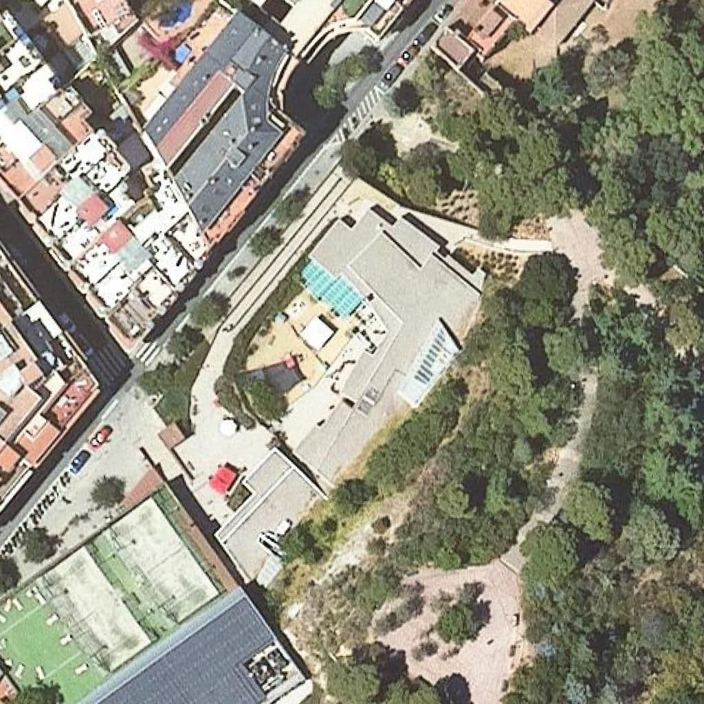 Вид згори на територію школи «Escola Bressol El Putxet»
