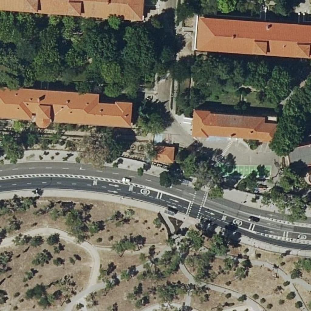 Вид сверху на территорию школы «Centro De Ee.hospital Del Rey»