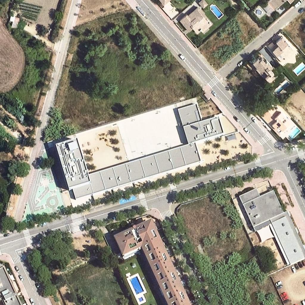 Вид згори на територію школи «Escola La Sínia»