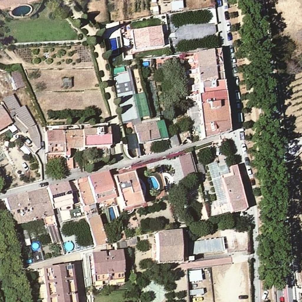 Вид сверху на территорию школы «Lli Privada Montessori Maresme»