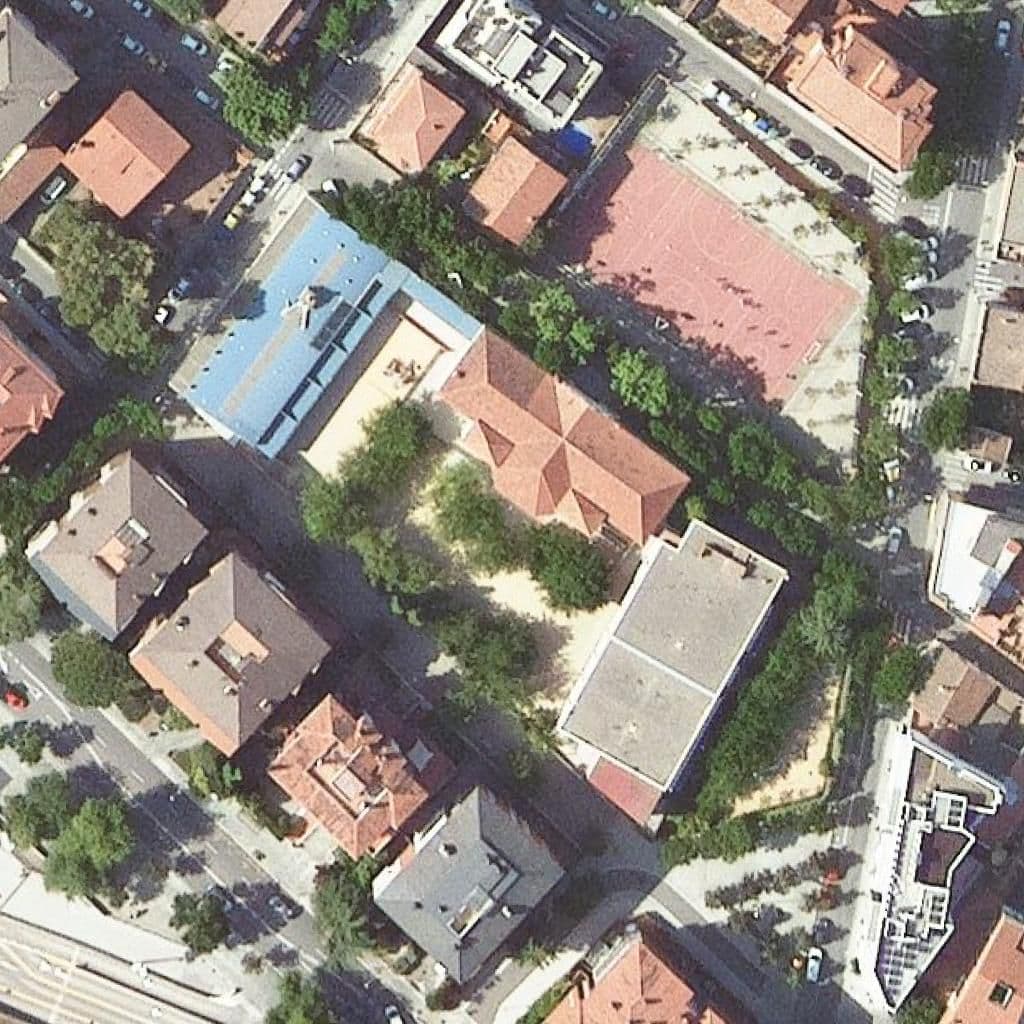 Вид сверху на территорию школы «Escola Joan Maragall»