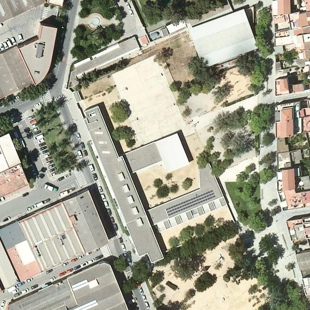 Вид сверху на территорию школы «Escola Del Parc»
