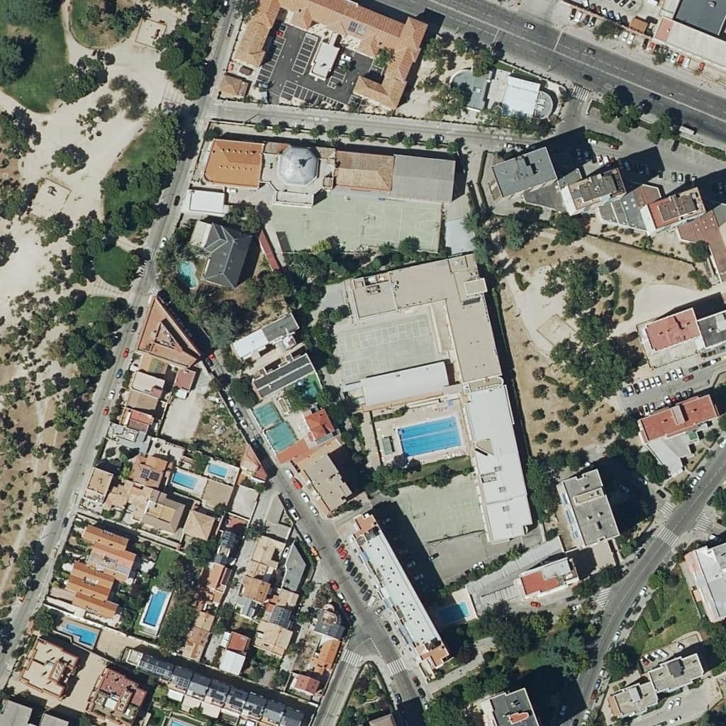 Вид сверху на территорию школы «Colegio Escuelas Santisimo Sacramento»