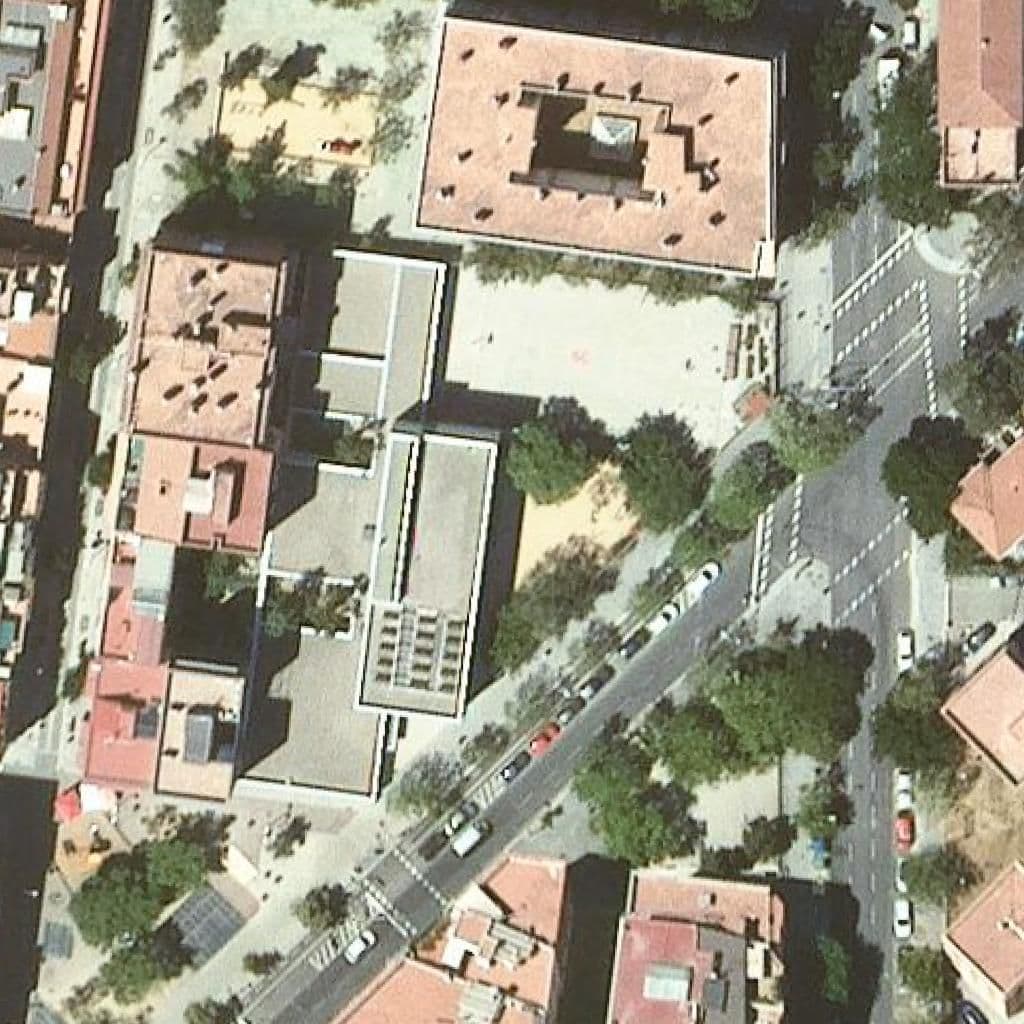 Вид сверху на территорию школы «Escola Pompeu Fabra»