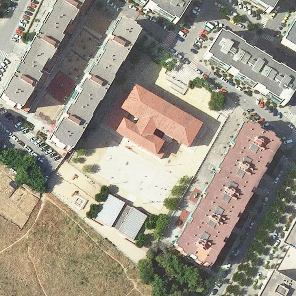 Вид згори на територію школи «Escola Les Planes»
