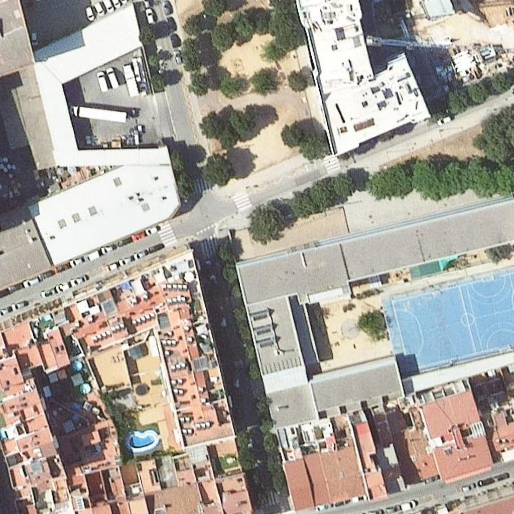 Вид згори на територію школи «Escola Montserrat Solà»