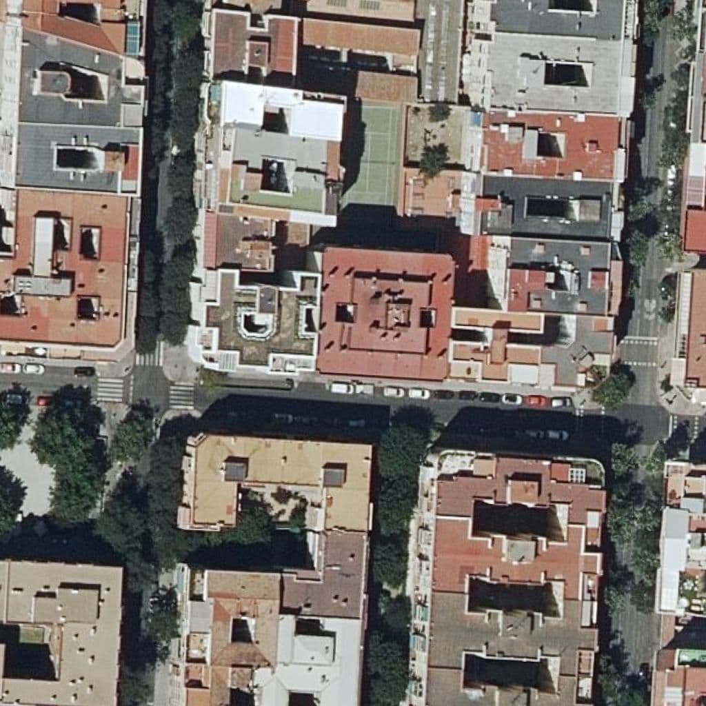 Вид сверху на территорию школы «Sagrada Familia»