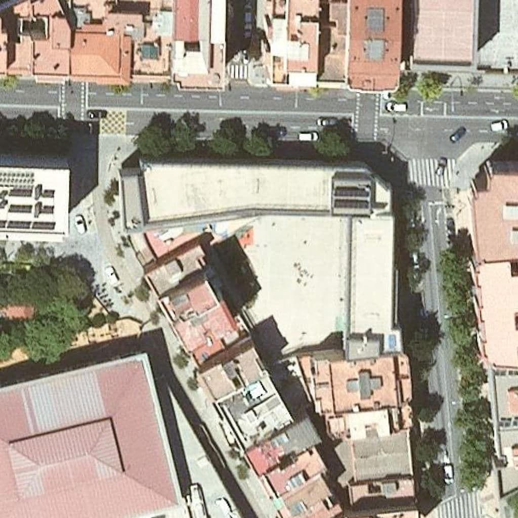 Aerial view of the grounds of Escola Màrius Torres