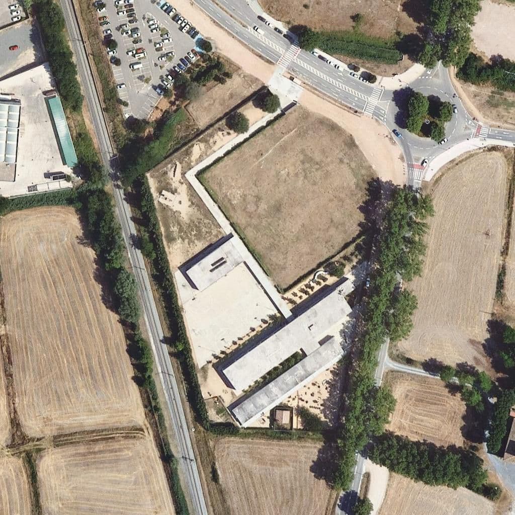 Вид сверху на территорию школы «Escola La Sínia»