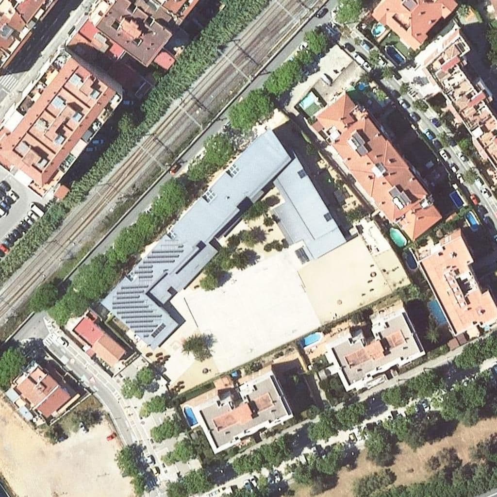 Aerial view of the grounds of Escola Lluís Vives