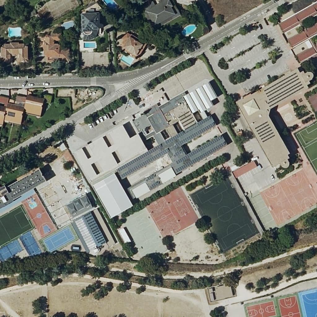 Вид сверху на территорию школы «Santa Maria De Los Rosales»
