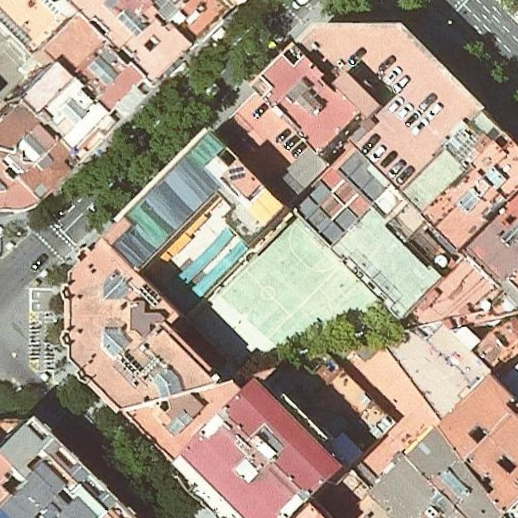 Вид сверху на территорию школы «Escola Auró»