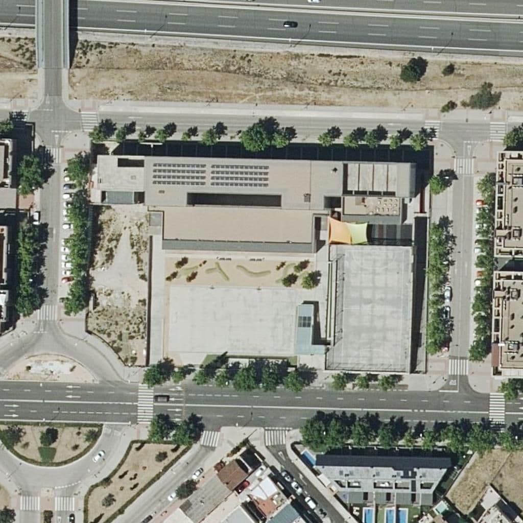 Вид згори на територію школи «Colegio San Pedro Apostol»