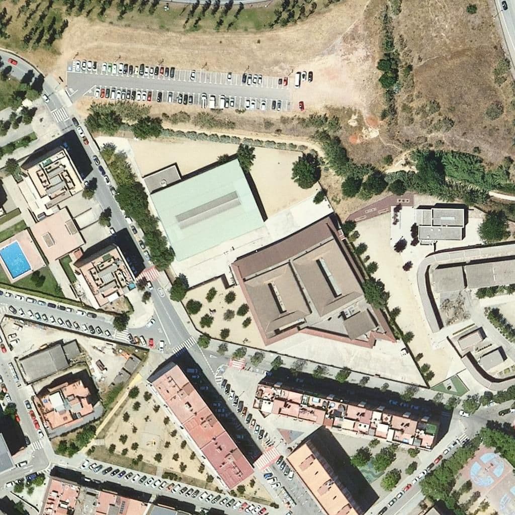 Вид згори на територію школи «Escola Josep Pla»