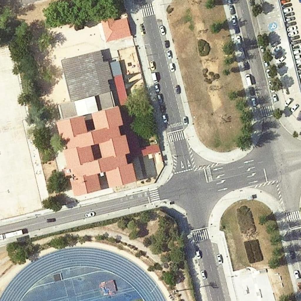 Вид згори на територію школи «Escola Pau Vila I Dinarès»