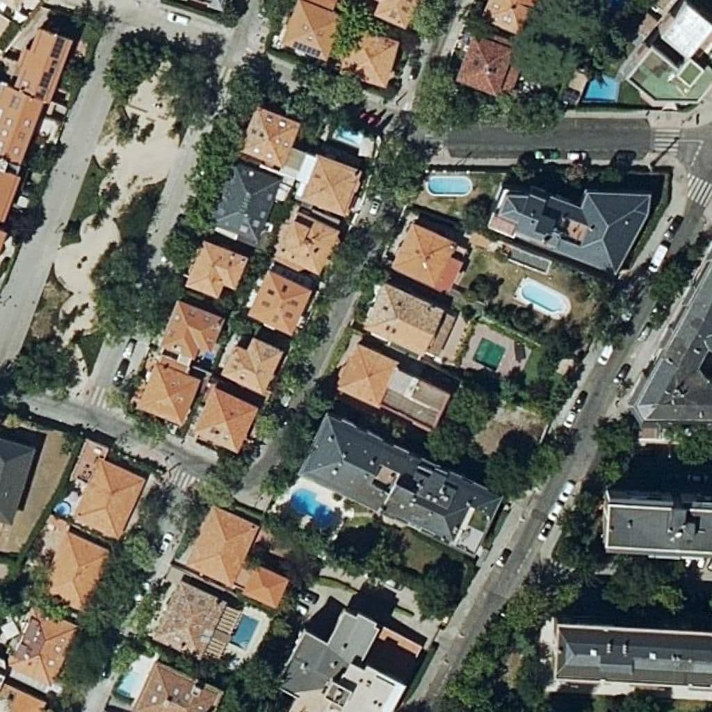 Вид сверху на территорию школы «Albor»