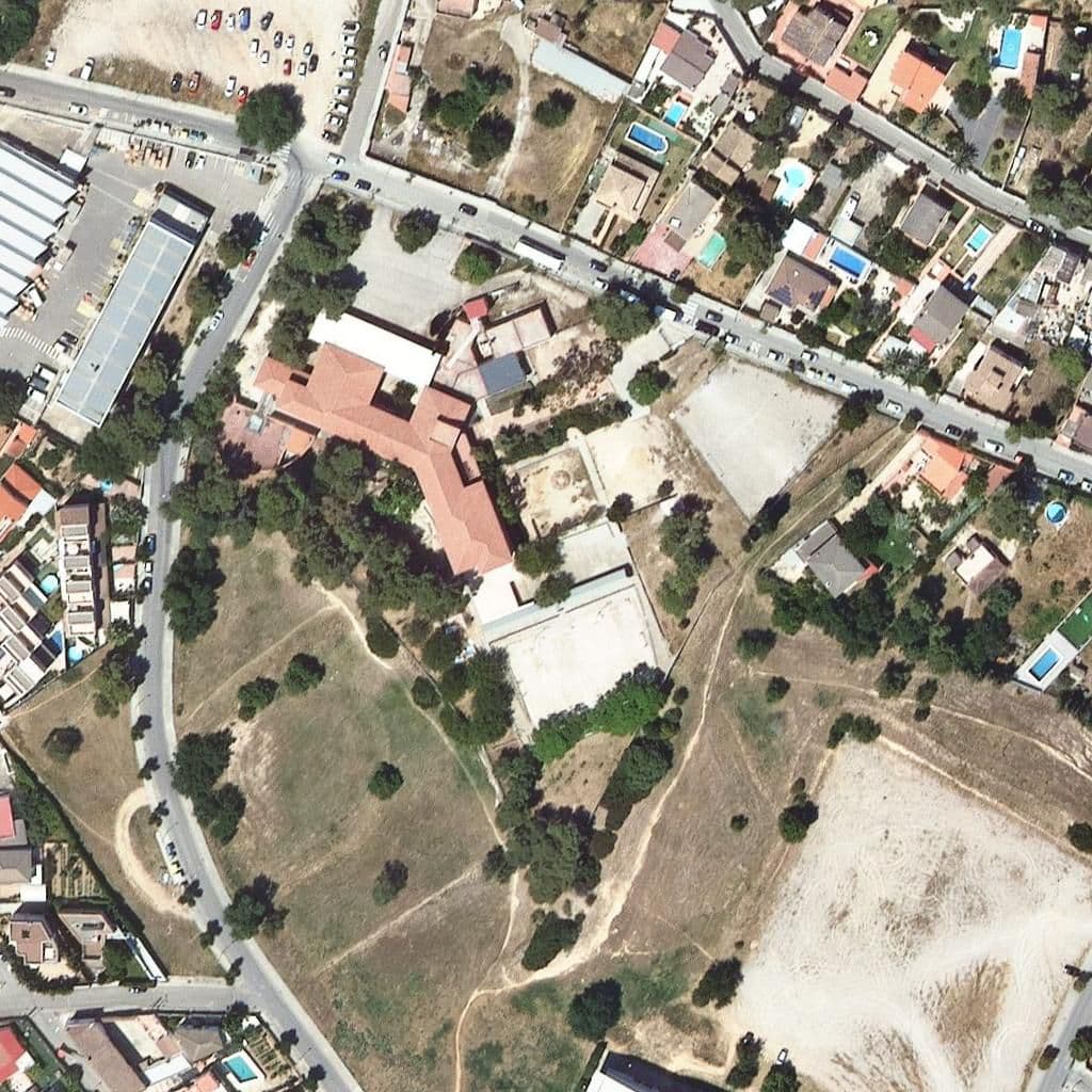 Вид згори на територію школи «Escola El Margalló»