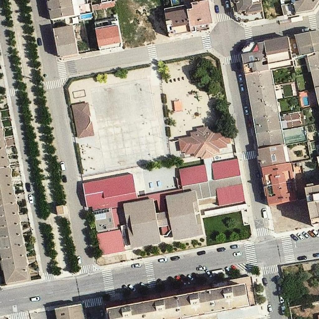 Вид згори на територію школи «Escola Mossèn Josep Arques»