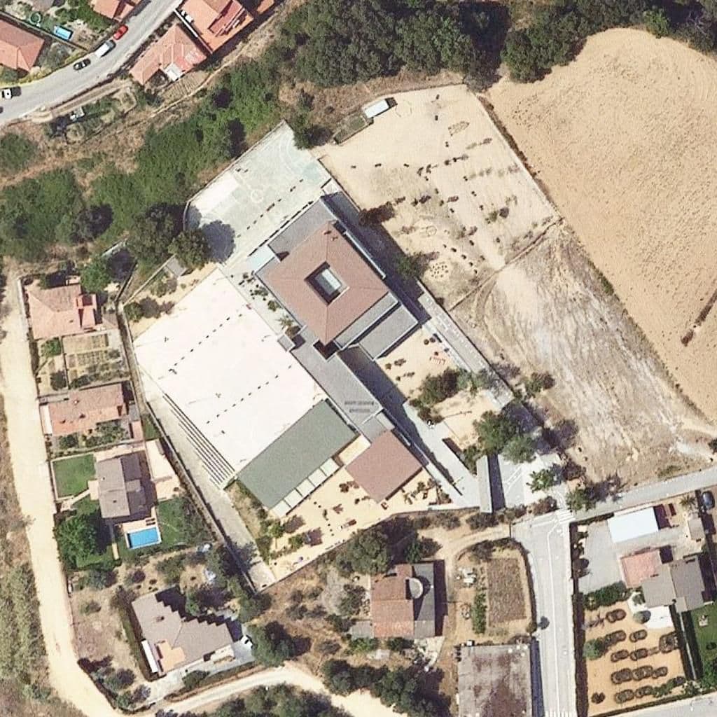 Вид згори на територію школи «Escola Montbui»