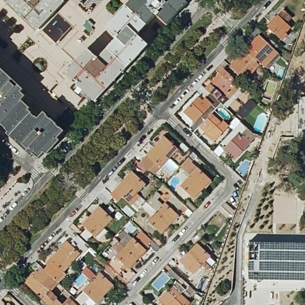 Aerial view of the grounds of Ecole Francaise Cours La Fontaine
