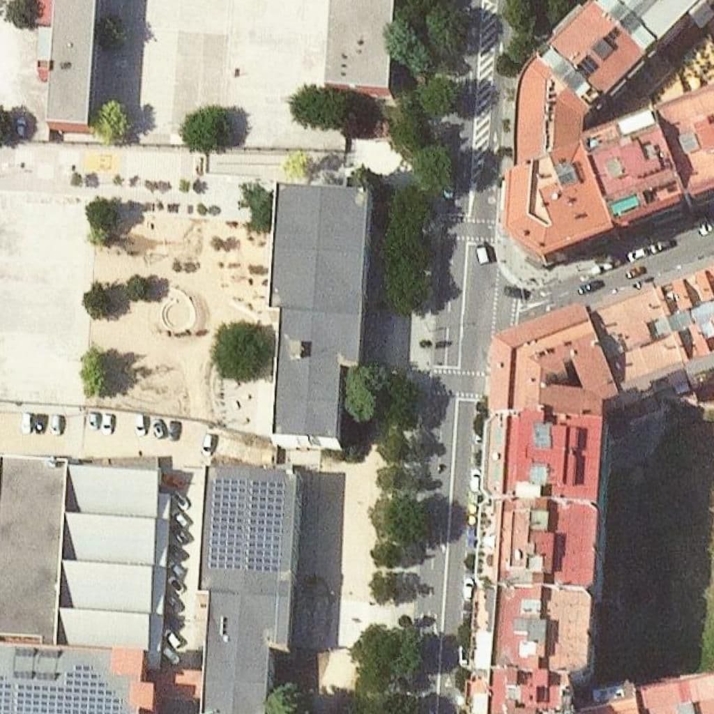 Вид згори на територію школи «Escola Municipal Salvador Llobet»