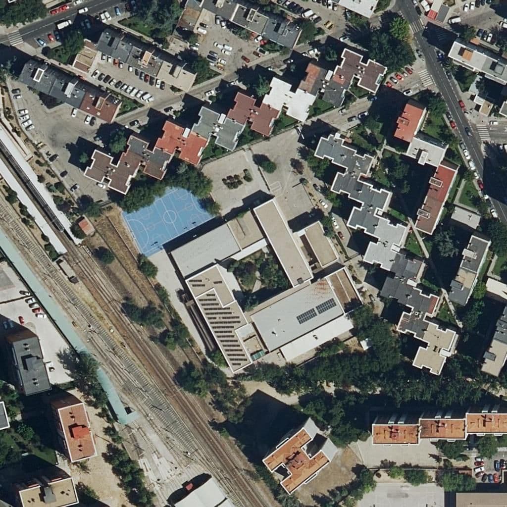 Вид сверху на территорию школы «Parque Aluche»