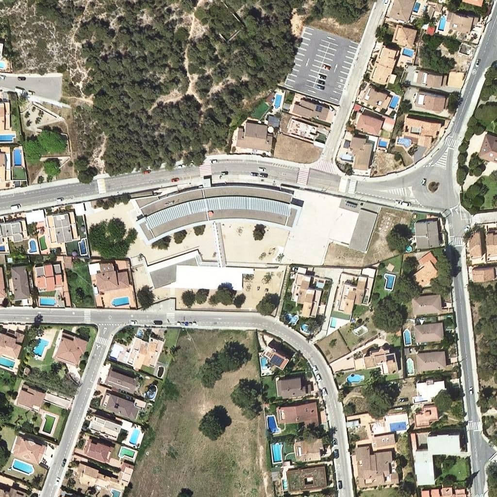 Вид сверху на территорию школы «Escola Mossèn Jacint Verdaguer»