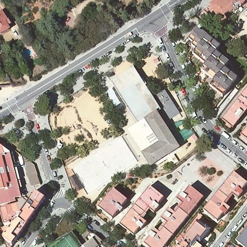 Вид сверху на территорию школы «Escola Mare Nostrum»