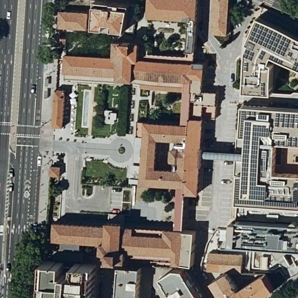 Вид сверху на территорию школы «Hospital Asilo Beata M.ana De Jesus»